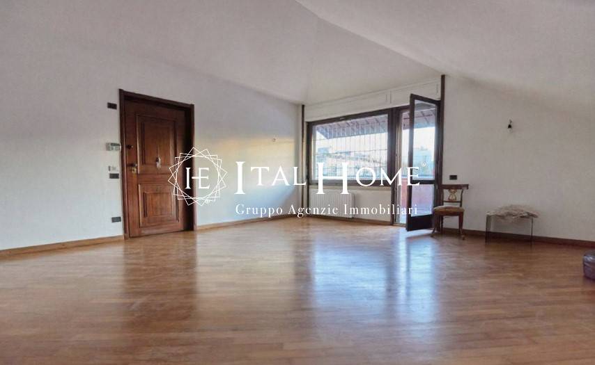 SENSAZIONALE ATTICO SIGNORILE VICINO CITY LIFE!