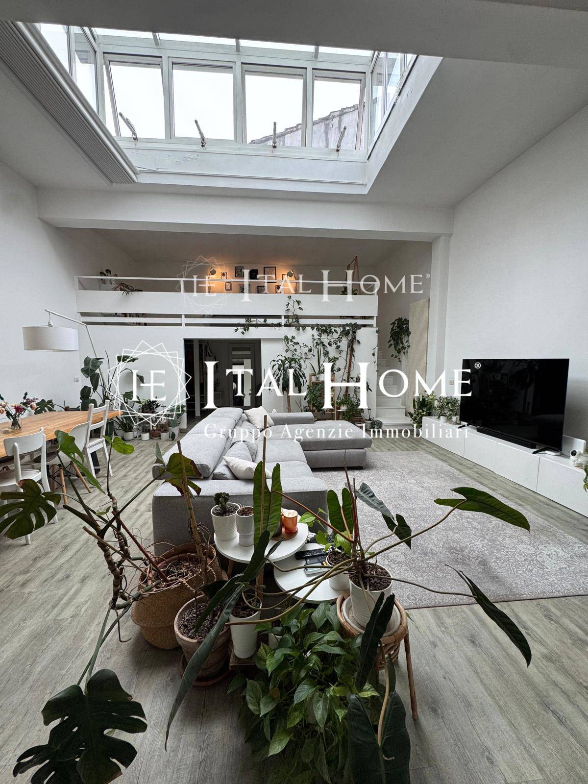 AMPIO TRILOCALE DAL DESIGN CONTEMPORANEO! DA VEDERE